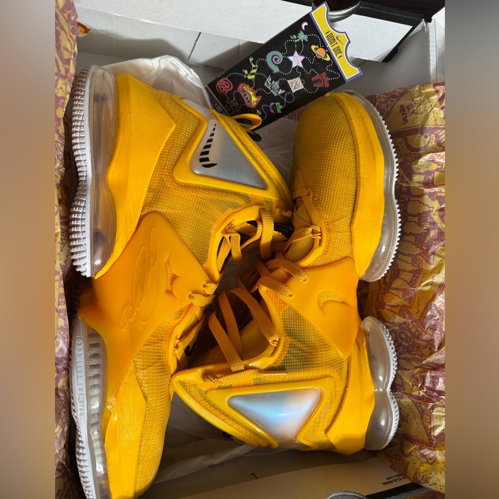 LEBRON 19
"Hard Hat"
Mens Shoes